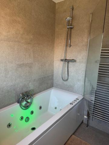 Netflix Home Jacuzzi Gym Fast Wifi Ps5 Free Parking 2 Spaces Hereford Luaran gambar